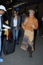 Gauri Khan and Parmeshwar Godrej leave for London _ Mumbai on 23rd Nov 2012 (13).JPG